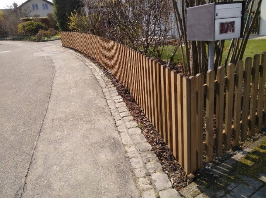 Eleganter Staketenzaun aus Holz mit Metallpfosten