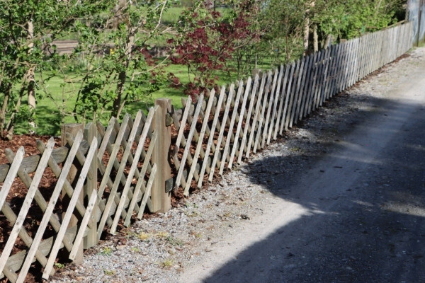 Niedriger Jägerzaun aus Holz