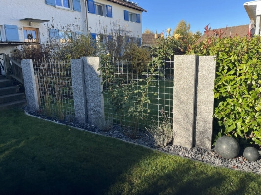 Metall-Rankgitter kombiniert mit Gneisstelen für Raumtrennung