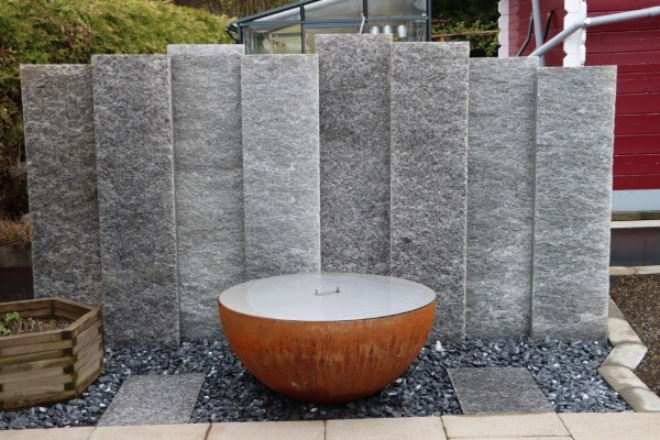 Blickdichte Gneisstelen aus Tessiner Gneis für Sichtschutz