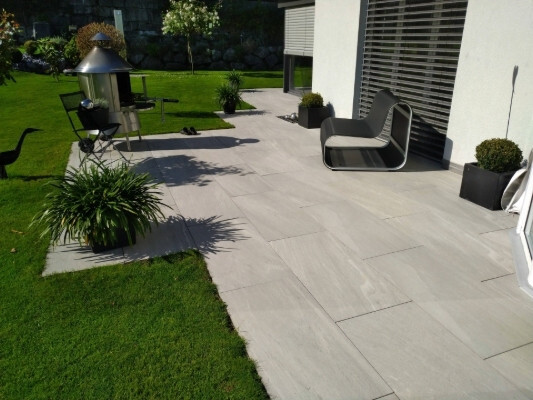 Großformatige Feinsteinzeugplatten als Bodenbelag