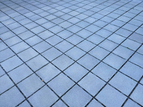 Ökosteine mit Nockenstruktur für versickerungsfähige Parkfläche