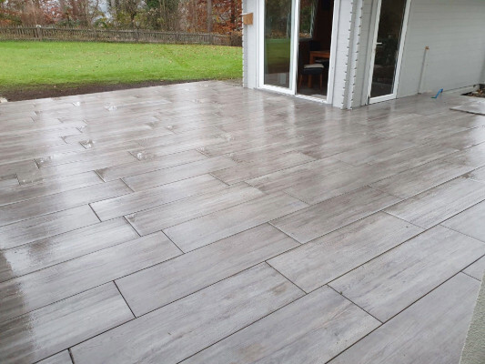 Feinsteinzeugplatten in Holzoptik für Sitzplatz