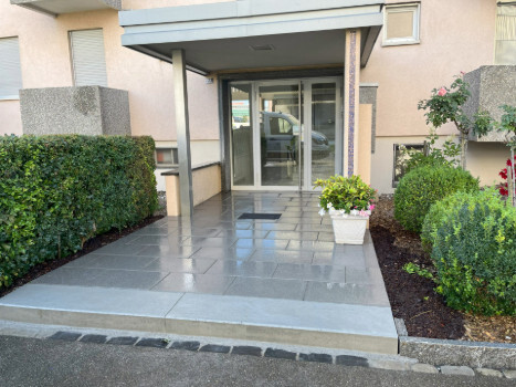 Betonplatten als Gehweg Eingang