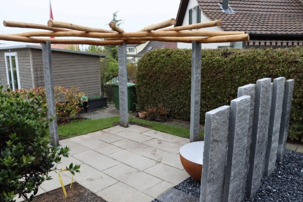 Akazienholz-Pergola mit Gneisstelen