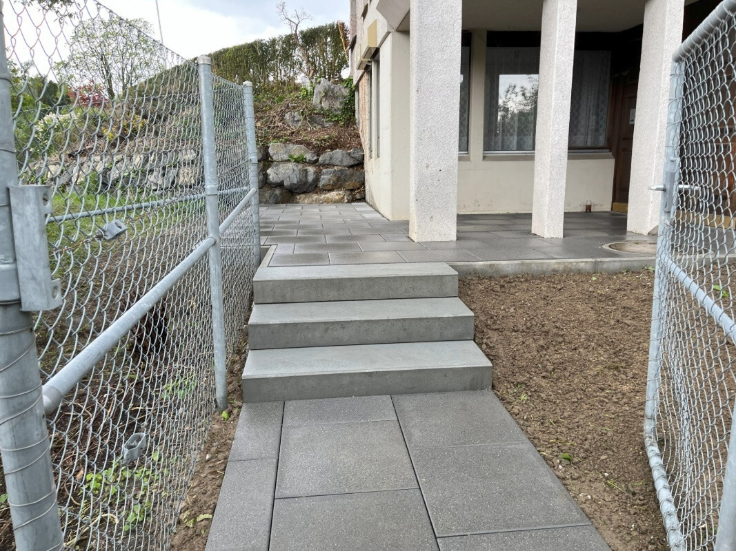 Betontreppe mit Betonplatten in Hanglage