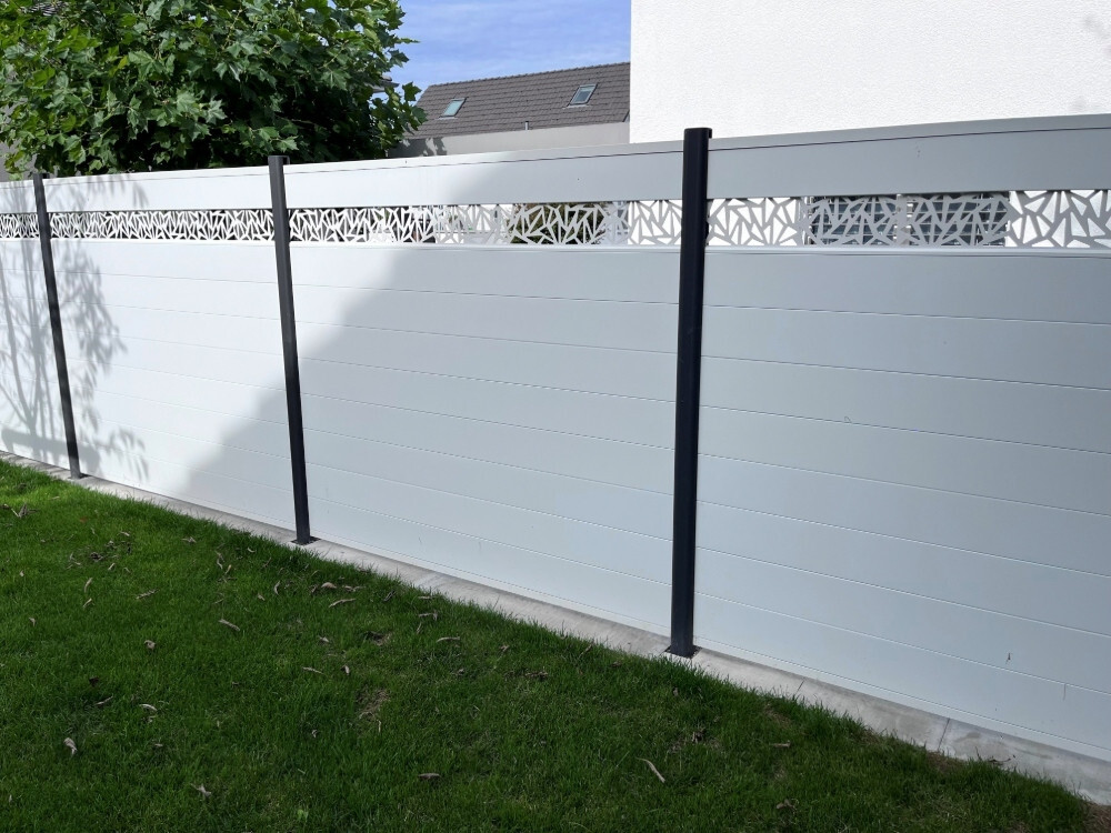 individueller weisser pflegeleichter Sichtschutz aus Aluminum