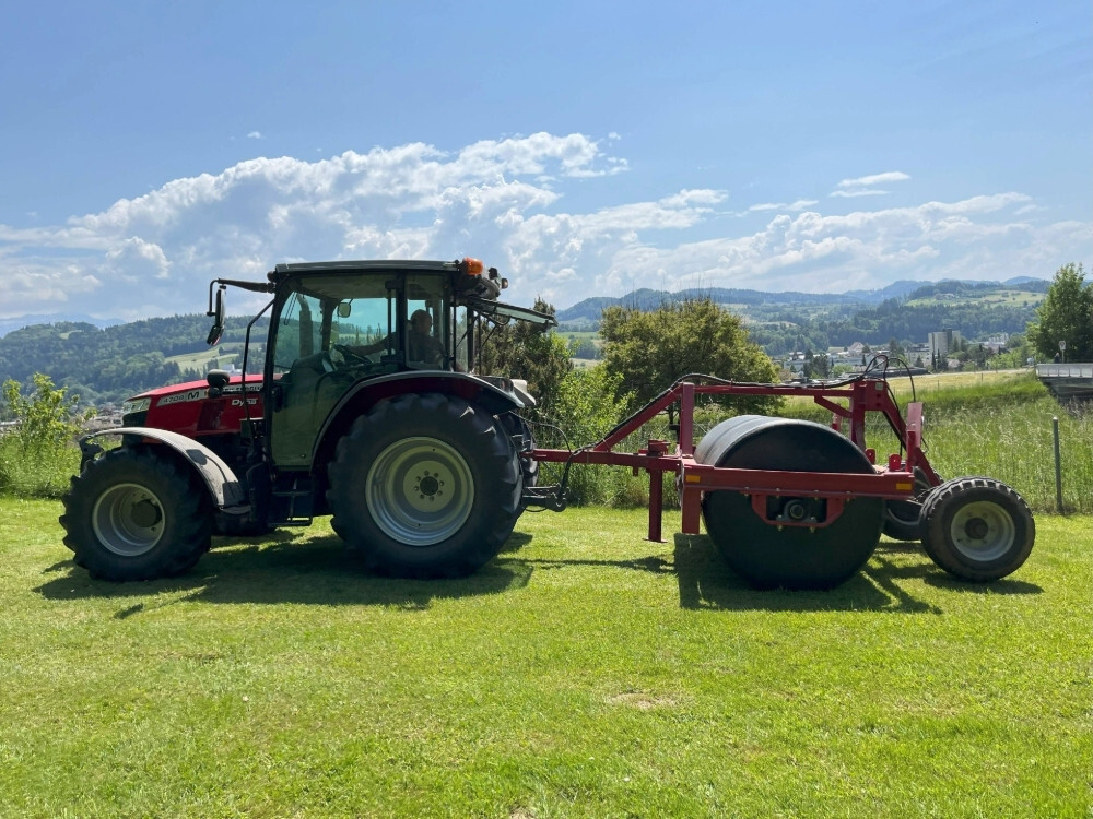 Rasenpflege mit einer Walze