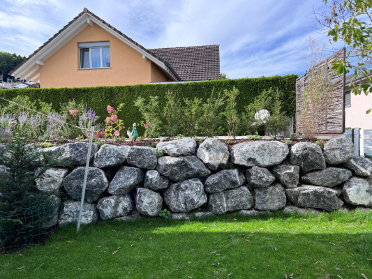 Mauer aus Wasserbausteinen 60/80 als Hangsicherung