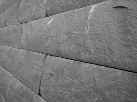 Sandsteinmauer aus Blöcken als Hangsicherung