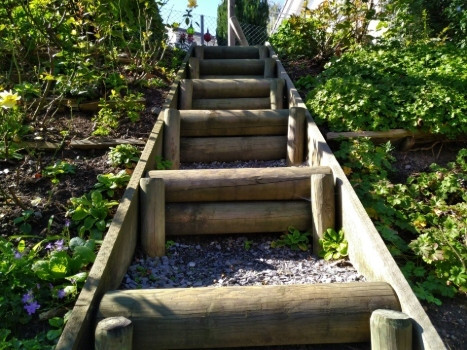 Prügeltreppe aus Holz