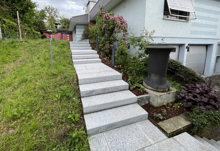 Natursteintreppe aus Iragna Gneis