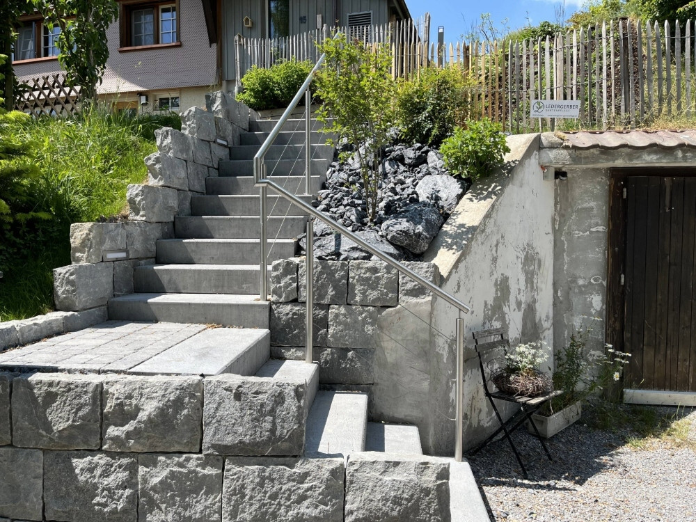 Treppenaufgang mit Handlauf