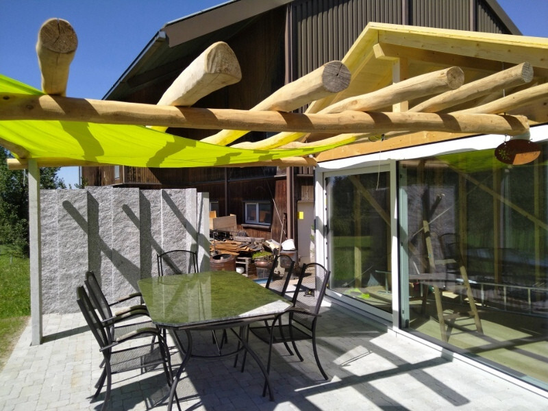Akazienholz-Pergola mit Gneisstelen