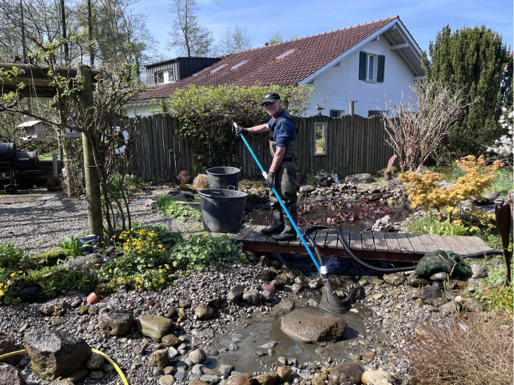 professionelle Teichreinigung mit Schlammsauger