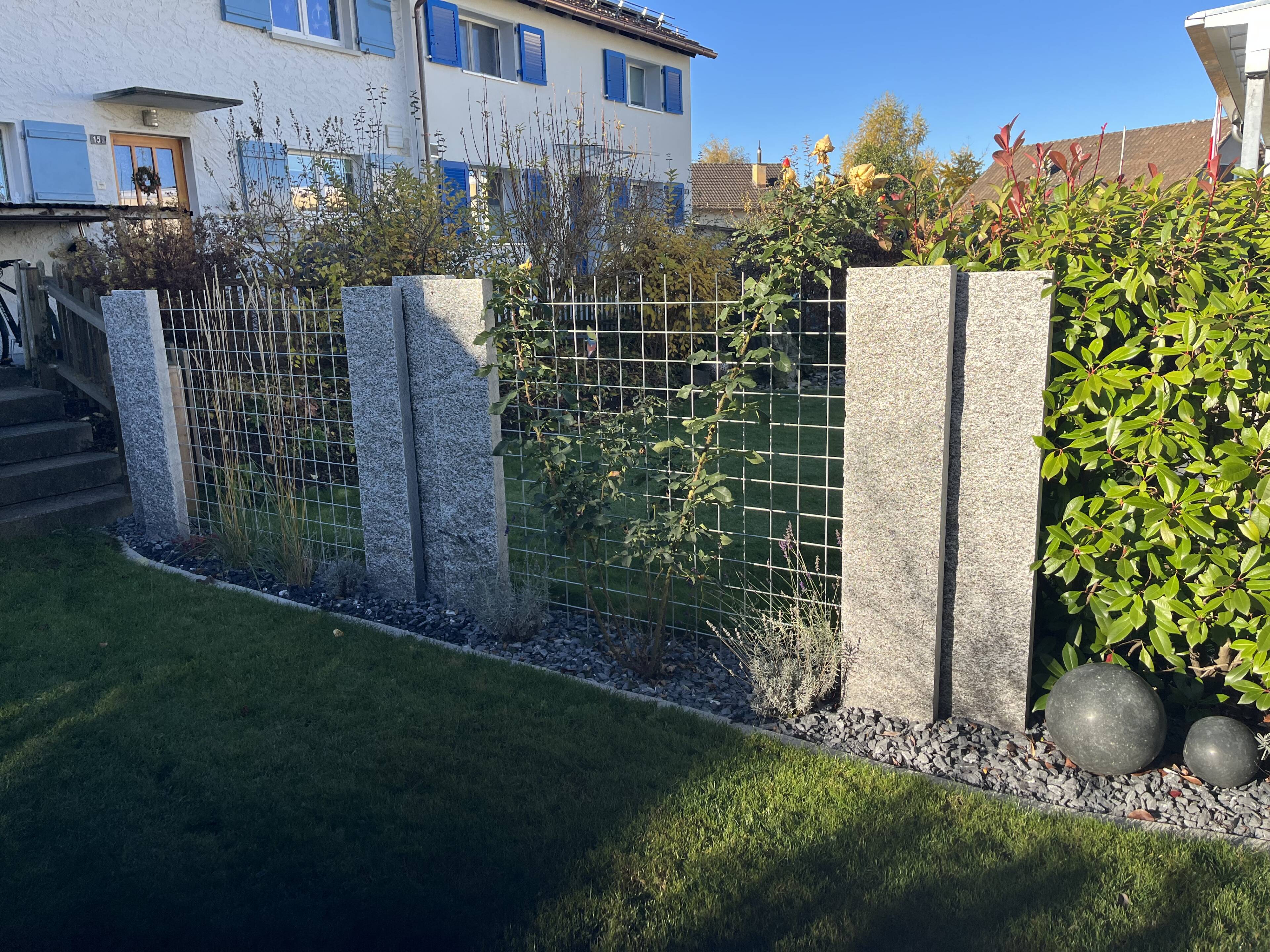 Gneis Stelen mit Rankgitter