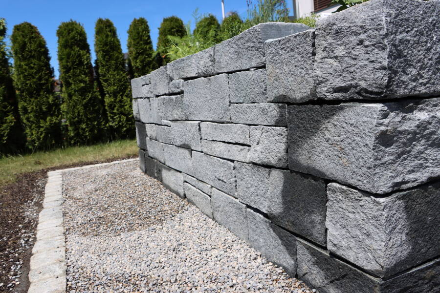 Granitmauer Natursteinmauer